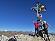 51 Alla croce di vetta del Pizzo Arera (2512 m) con amici di Merate